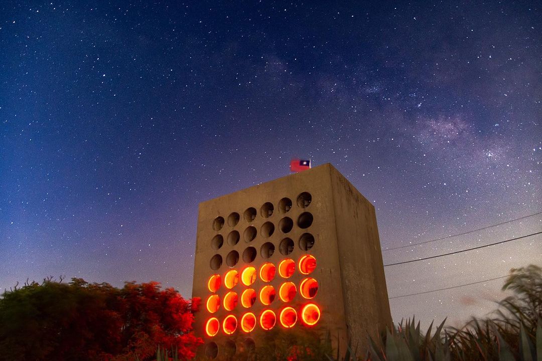 北山播音牆
少了春季的霧氣，夏季是捕捉銀河、星空的最佳時機。
北山播音牆的銀河及星軌相當壯觀！
-
感謝 @brian_10174...
