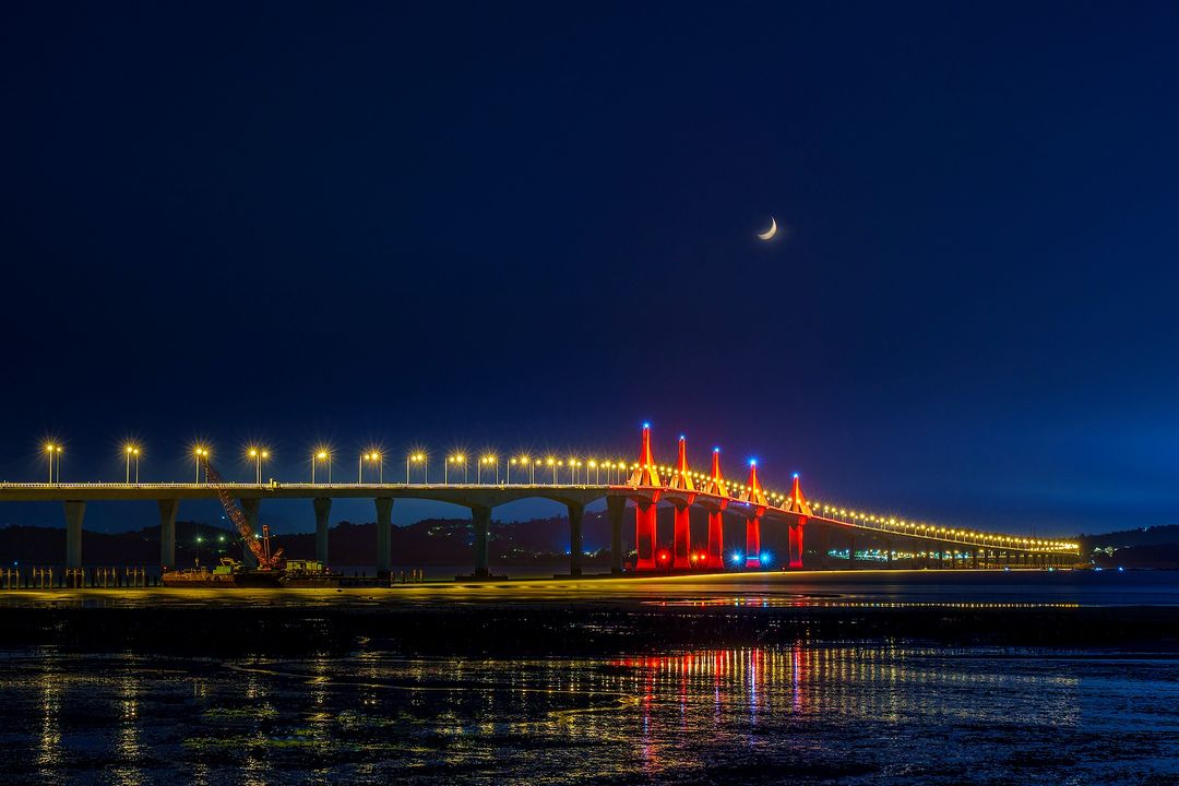 金門大橋
金門大橋共有五座橋塔，造型以金門高粱穗意象設計，每晚橋塔皆有燈光秀，不僅為民眾帶來便利交通，也成為獨特的海上風景。
-
...