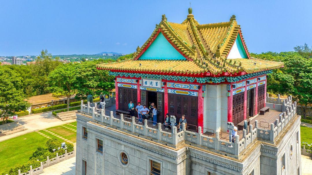莒光樓
金門視野很好的觀景台，皆有設立望遠鏡，提供旅人一覽遠方美景。
像是位於金城的莒光樓，建築內部展示金門歷史文物及胡璉將軍的故...