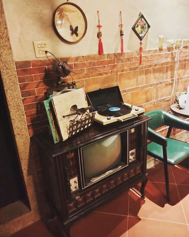 民宿交誼廳含黑膠唱片機