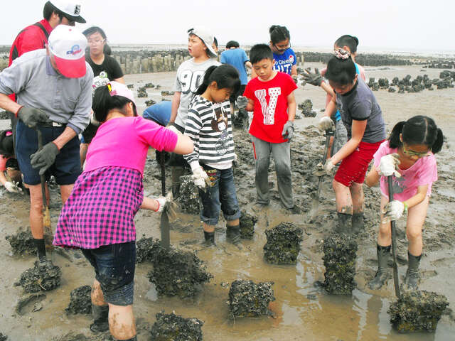 親子で手をつなぎ
